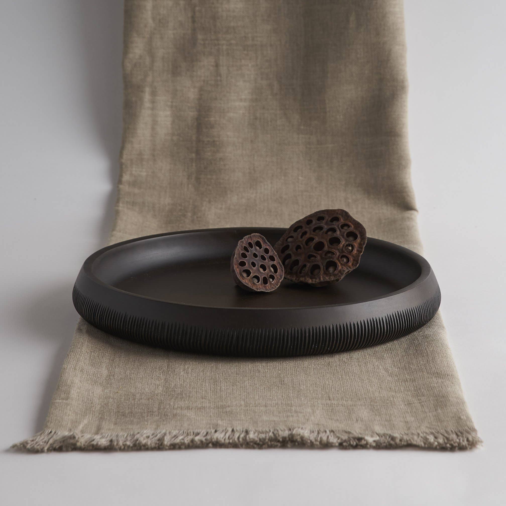 Chiseled Leila Medium Tray