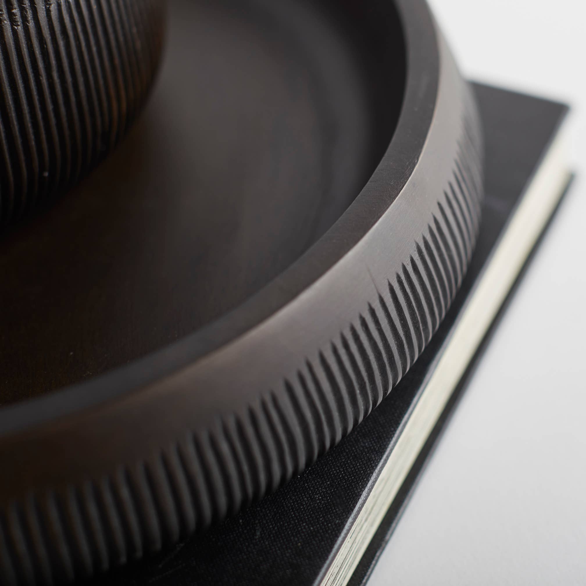 Chiseled Leila Medium Tray